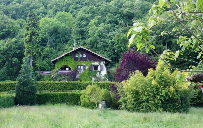 Lac du Bourget. Un chalet avec port privé en location