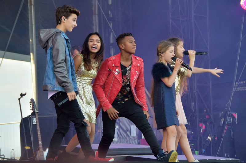 Printemps de Pérouges. Les photos du concert des Kids United