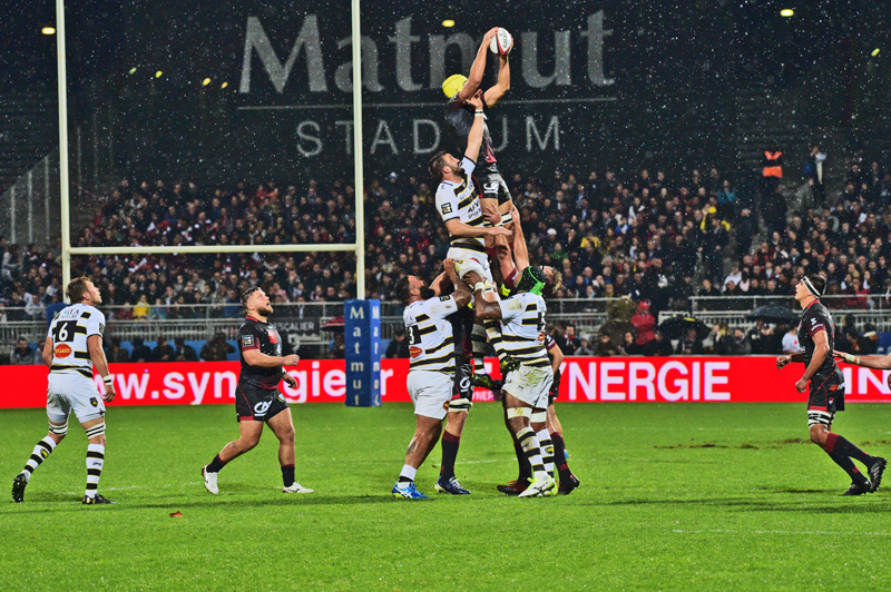 Les tribunes VIP de LOU Rugby – La Rochelle. Touché mais pas coulé