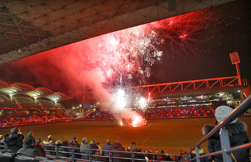 Les tribunes VIP de LOU – Racing. Feu d’artifice à Gerland