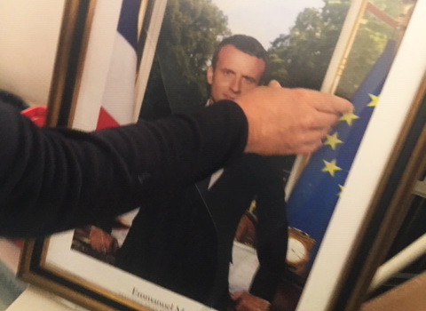 Tentative de hold-up à la Mairie du 6. Le portrait de Macron en 1000 morceaux
