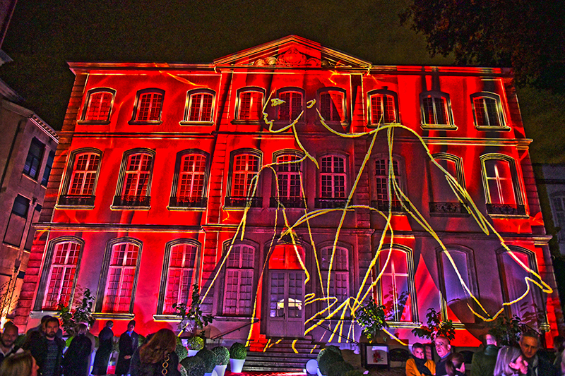 Vernissage de l’exposition Yves Saint Laurent. Le Musée des Tissus en pleine lumière