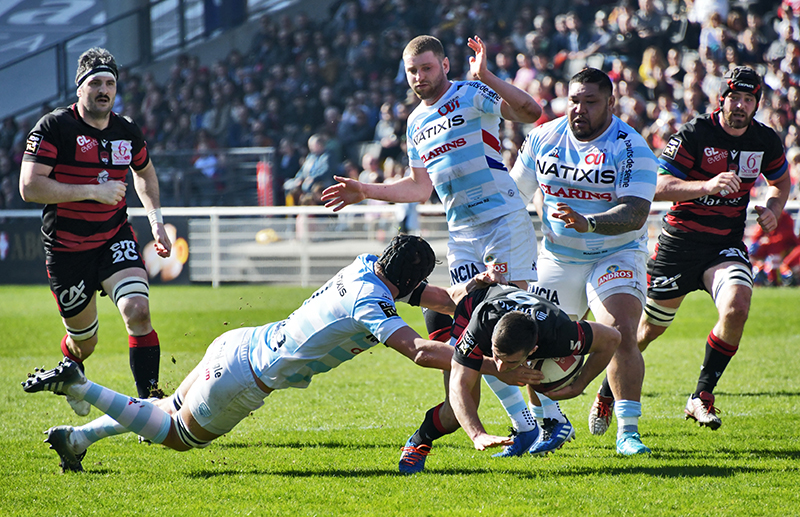 Les tribunes VIP de LOU Rugby – Racing Paris. Foule politique