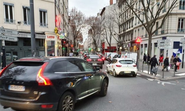 Pistes cyclables du cours Vitton. Écolos en dépit du bon sens