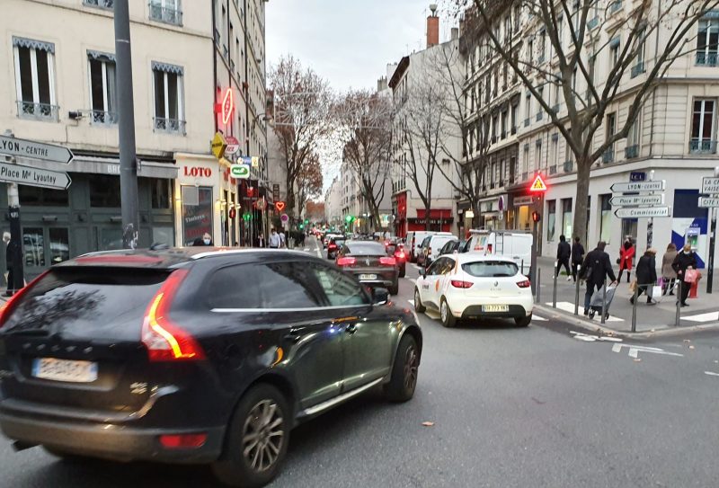 Pistes cyclables du cours Vitton. Écolos en dépit du bon sens