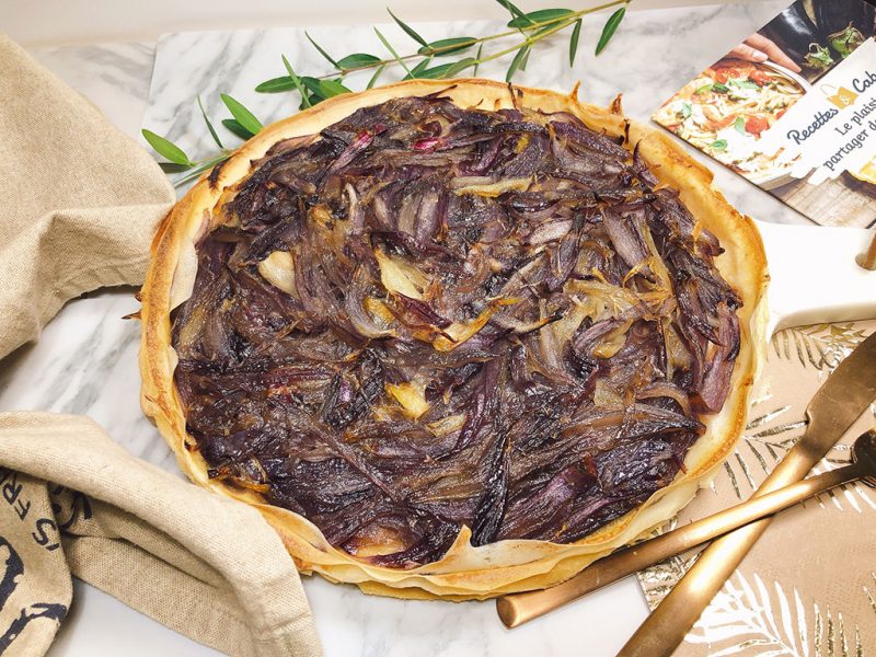 Recette de la Croustade aux oignons rouges caramélisés, salade