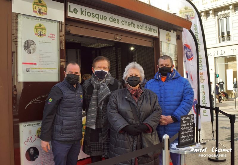 Kiosque des chefs solidaires à Lyon. Fabrice Bonnot entame une deuxième fournée
