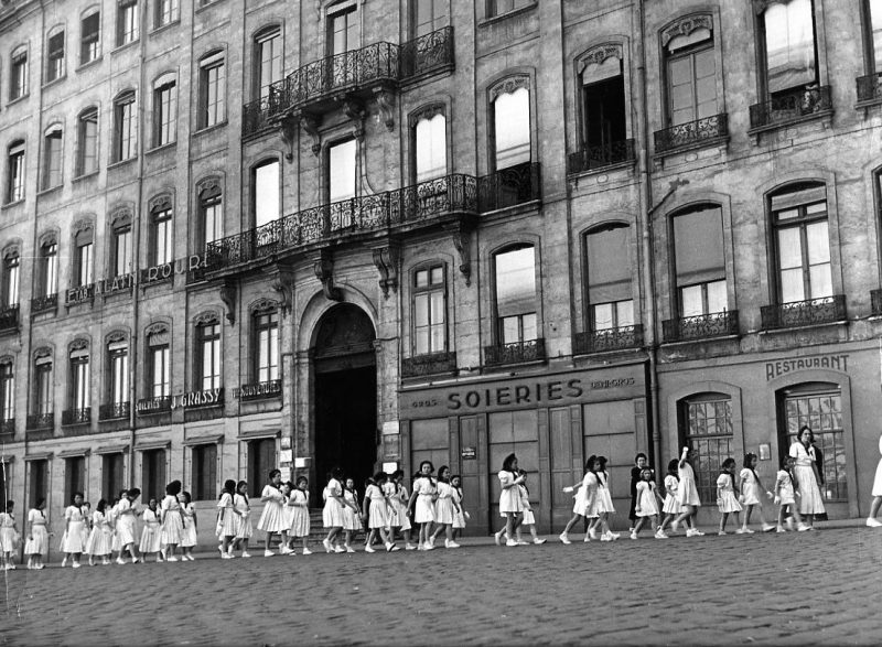 Les petites filles, Lyon 1950 ® Atelier Robert Doisneau_Gamma Rapho