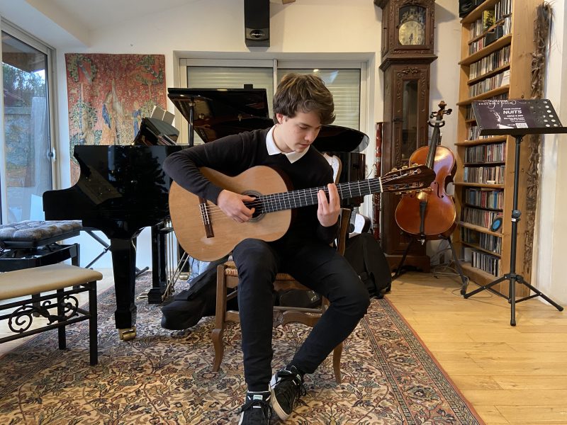 Près de Lyon. Paolo Besson, le jeune guitariste de l’émission Prodiges, nous reçoit chez lui