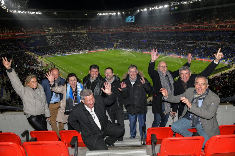 Les tribunes VIP d’OL – Porto. La joie des joueurs et des supporters qui montent dans le quart