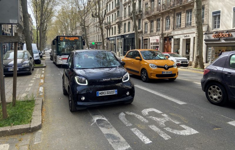 Lyon. Grégory Doucet va autoriser les voitures électriques à rouler sur les voies de bus