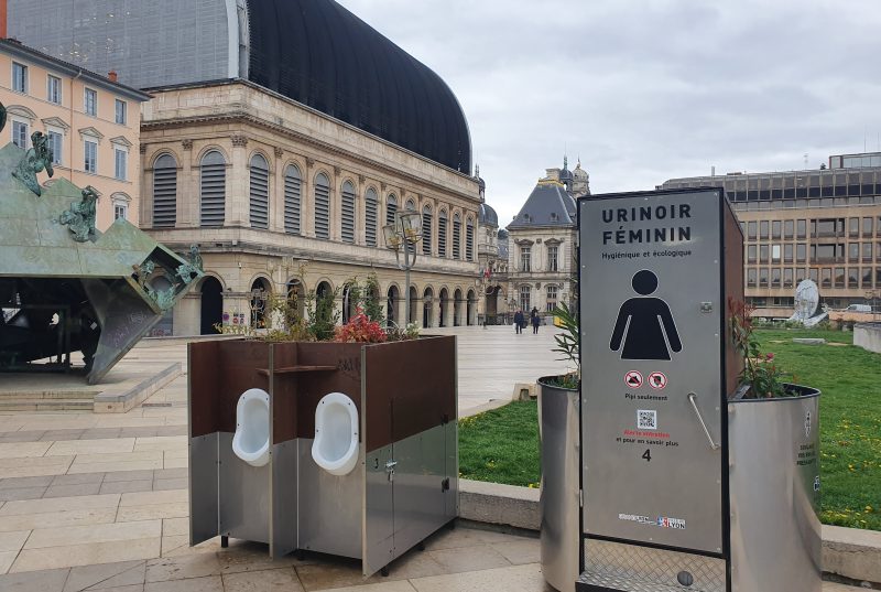 Yannick Jadot en visite spéciale à Lyon. Pour découvrir les urinoirs de Grégory Doucet ?