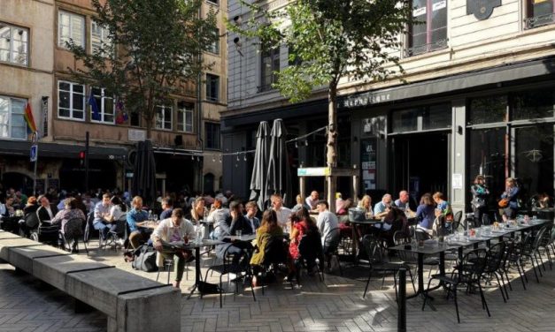 Première victoire des restaurateurs sur les écologistes : les Lyonnais plébiscitent leurs terrasses