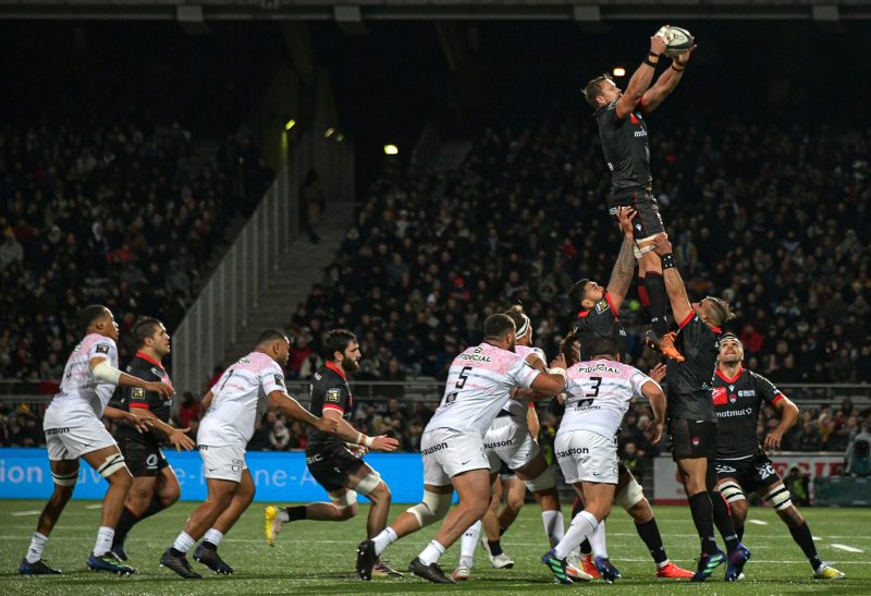 Les tribunes VIP de LOU Rugby – Toulouse. Le leader tombe dans la gueule du LOU