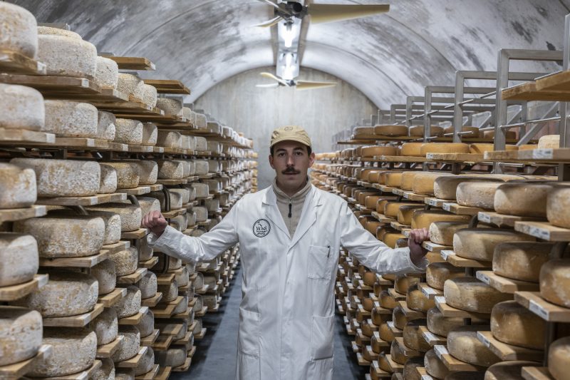 Les coulisses des Halles de Lyon. Chez Mons, le fromage est roi