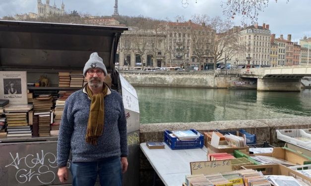 Quai de la Pêcherie à Lyon. Les Verts chassent les bouquinistes pour installer une…