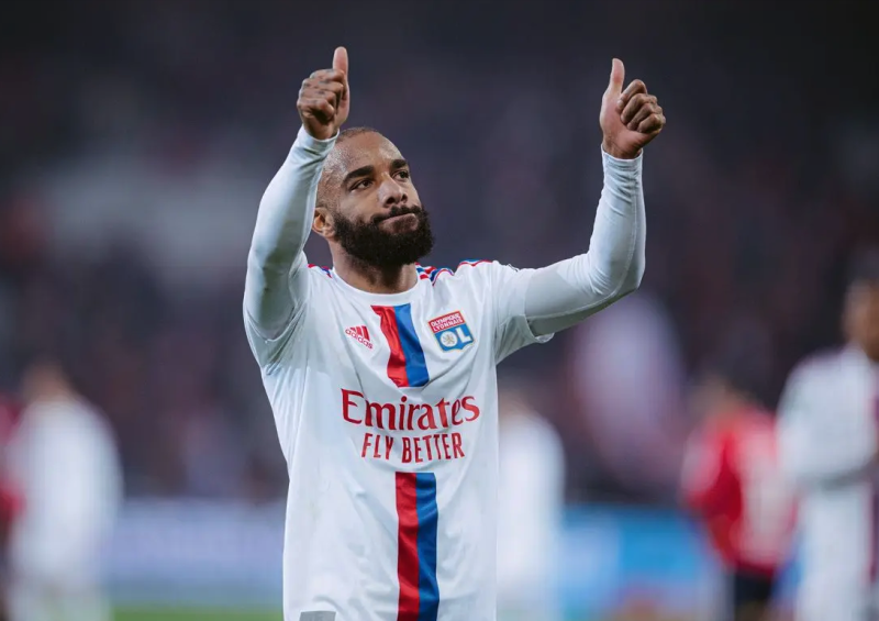 Salaires OL: combien gagnent Lacazette et ses partenaires ?