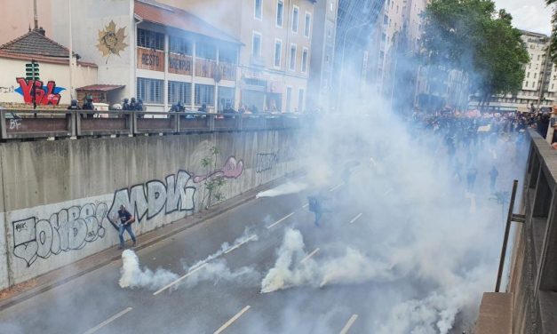 Manifestation sauvage et vandalisme pour la venue d’Emmanuel Macron à Lyon