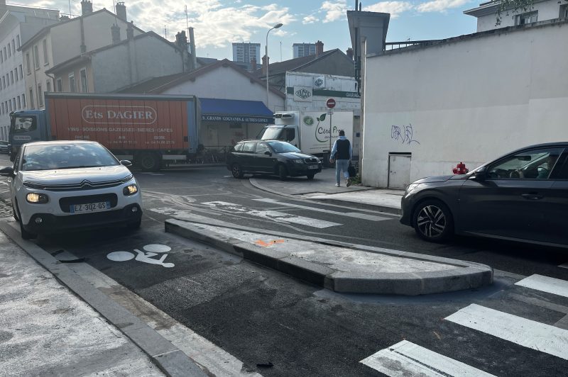 Koh-Lyonta. Les écologistes créent un parcours d’obstacles dans une rue très fréquentée