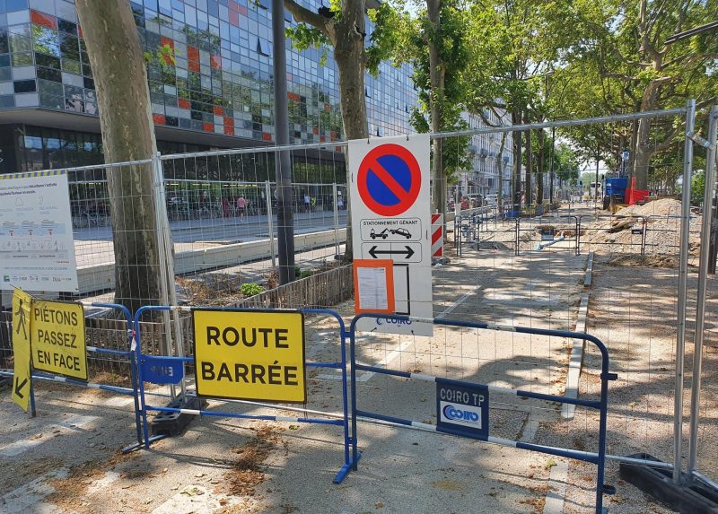 Nouveau gag à Lyon. A peine construite, la piste cyclable déjà détruite