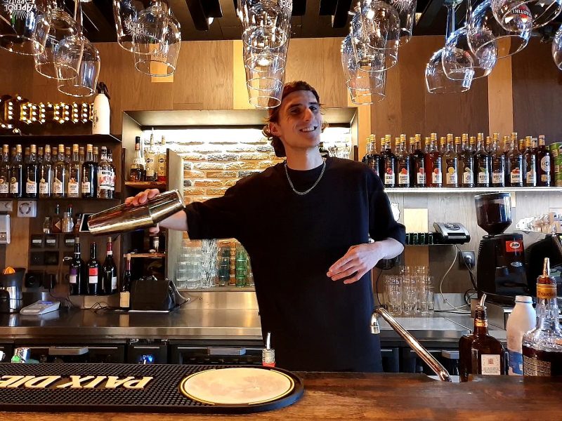 Les cocktails du Barabaar. Maxime Lahet, le bon vivant de l’équipe