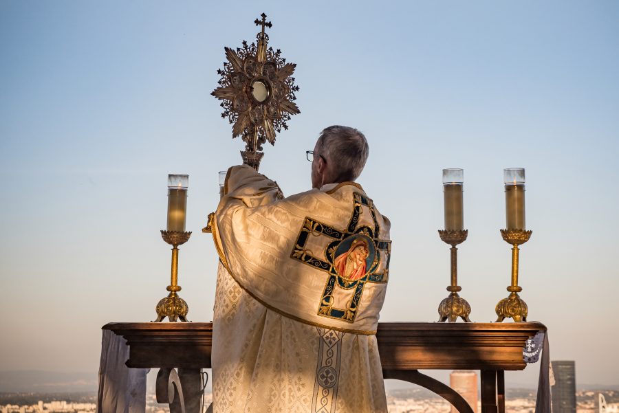 Lyon. Au vœu des échevins, le petit Grégory enfile (maladroitement) la soutane du pape François