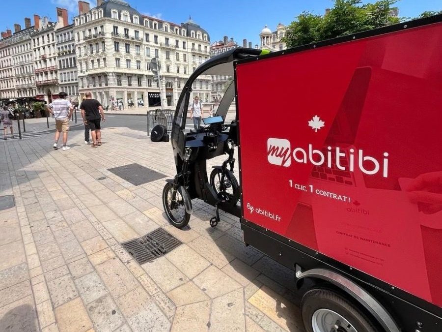 Avec ses vélos cargos, Abitibi, expert en climatisation, vient apporter un vent de fraîcheur