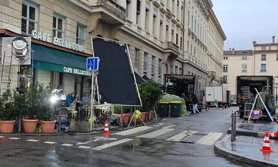 Lyon. Michaël Youn et Constance Gay en tournage, place Bellecour