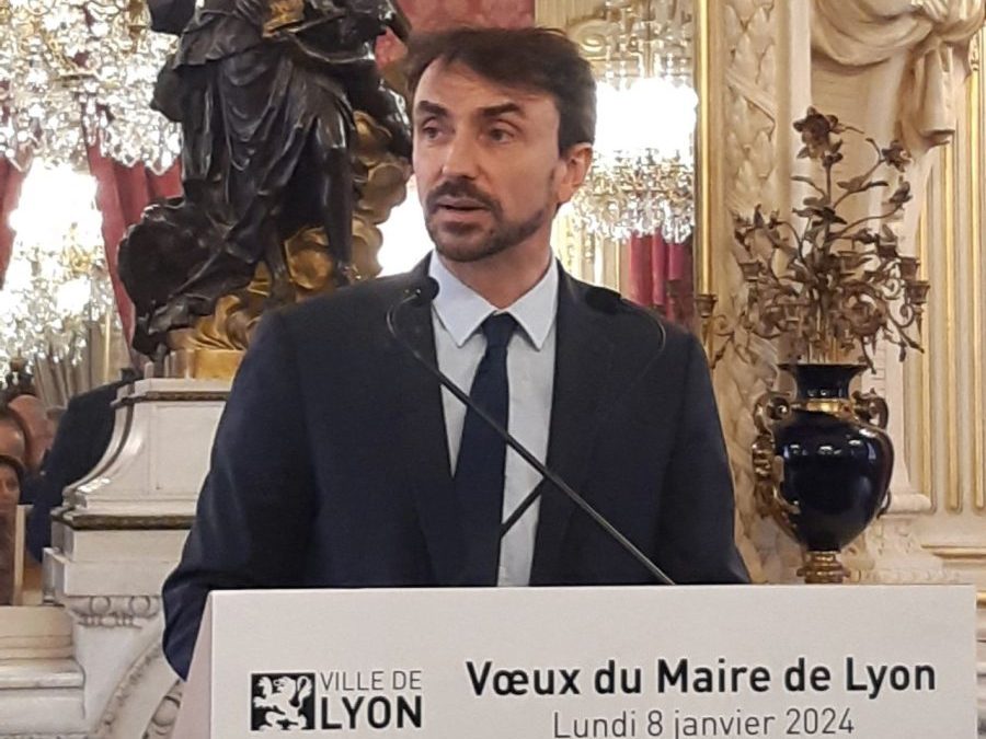 Mairie de Lyon. Les vœux de Grégory Doucet sabotés par de petits plaisantins