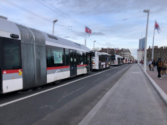 Lyon. Embouteillage géant de bus… sur le pont Lafayette