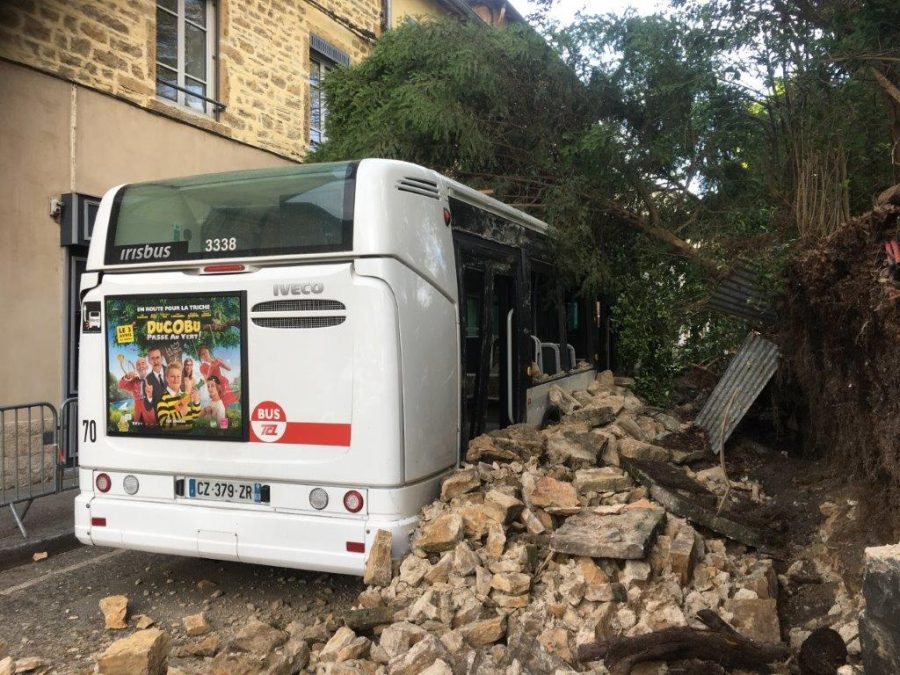 Près de Lyon. Collonges au Mont d’Or toujours paralysé par un bus accidenté