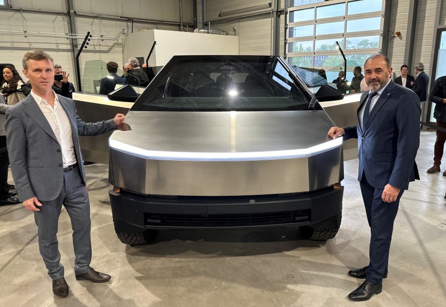 Près de Lyon. Tesla fait le show avec son tank Cybertruck