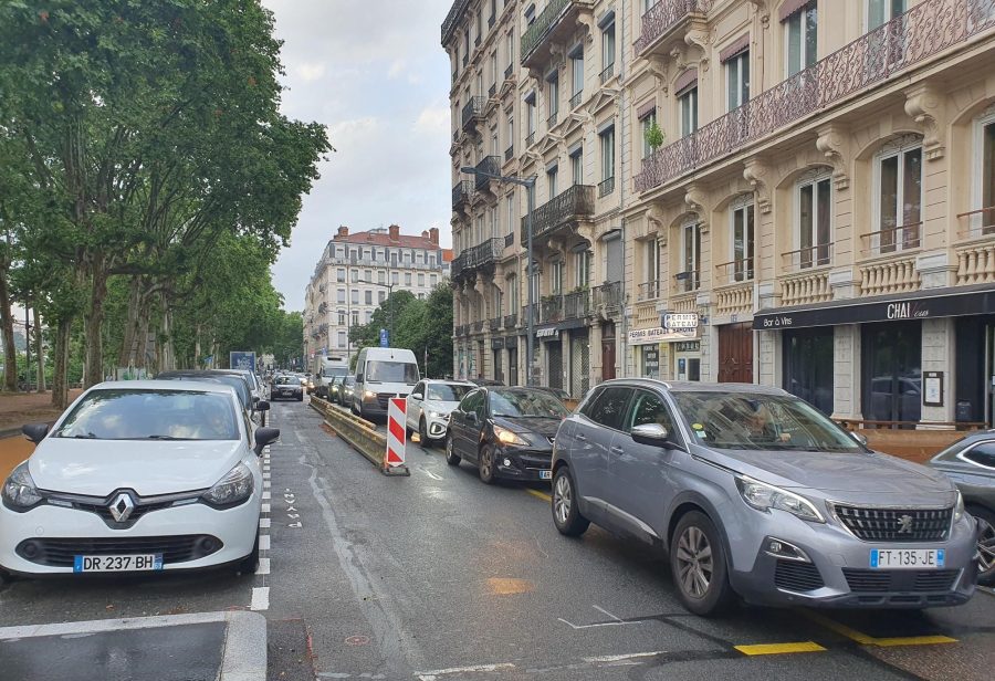 Rive gauche. Les automobilistes toujours coincés dans les embouteillages alors que la piste cyclable est terminée