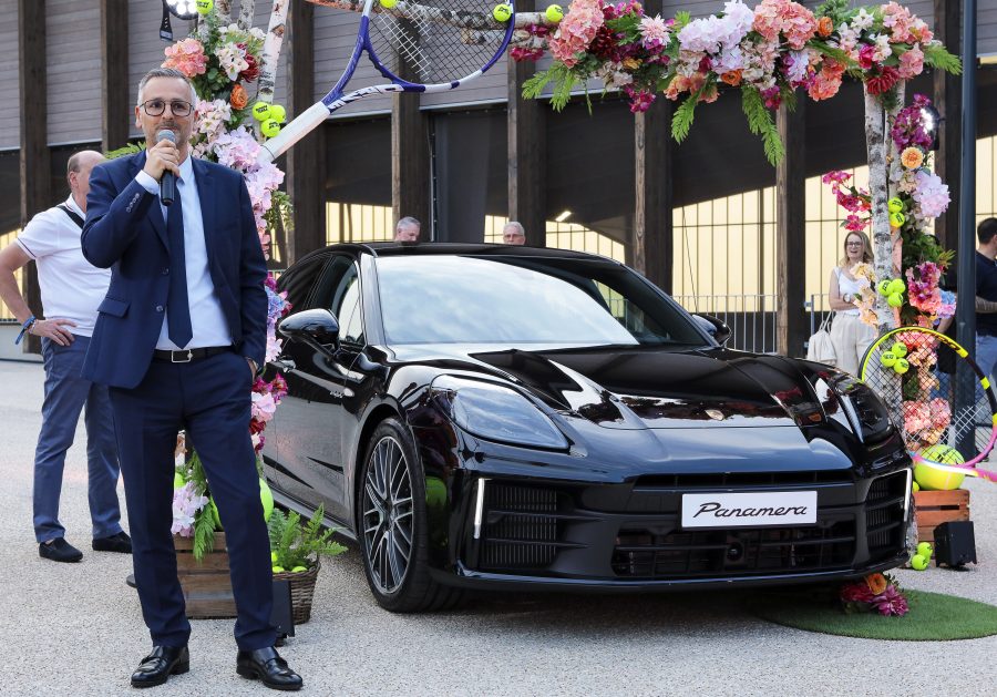 All In Country Club. La nouvelle Porsche Panamera monte au filet