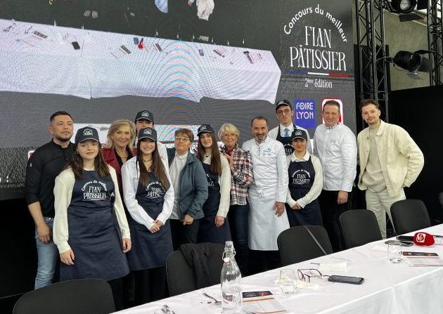 Le jury pose avec certains participants du concours.