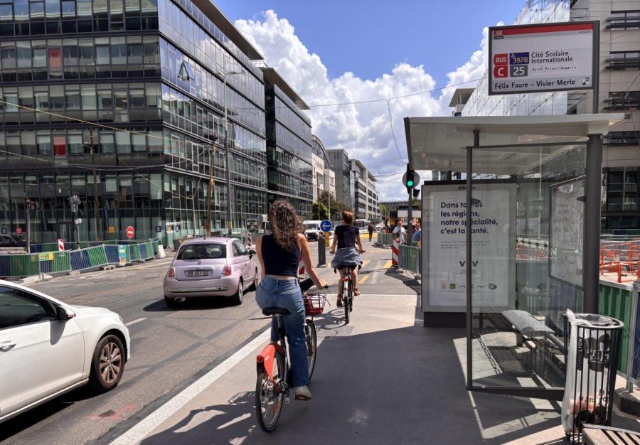 Lyon. Les écologistes inventent un nouveau concept : la piste cyclable intégrée à l’arrêt de bus