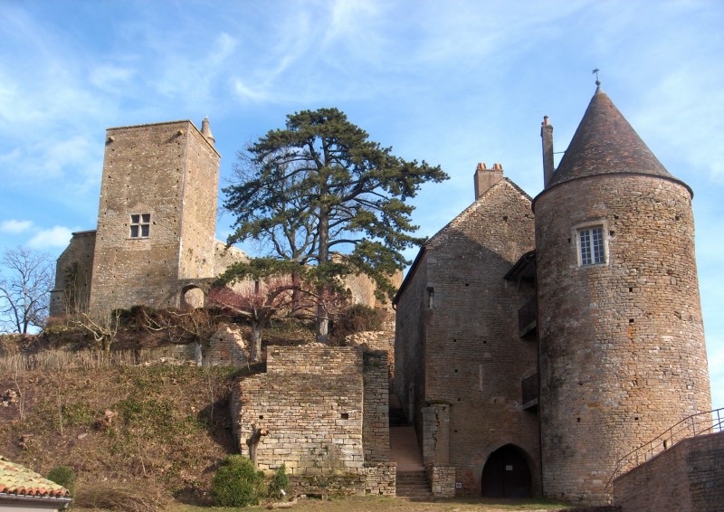 Le château est imposant à l’entrée du village
