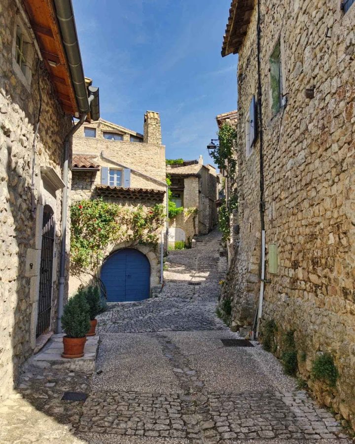 Ses ruelles invitent à la flânerie.