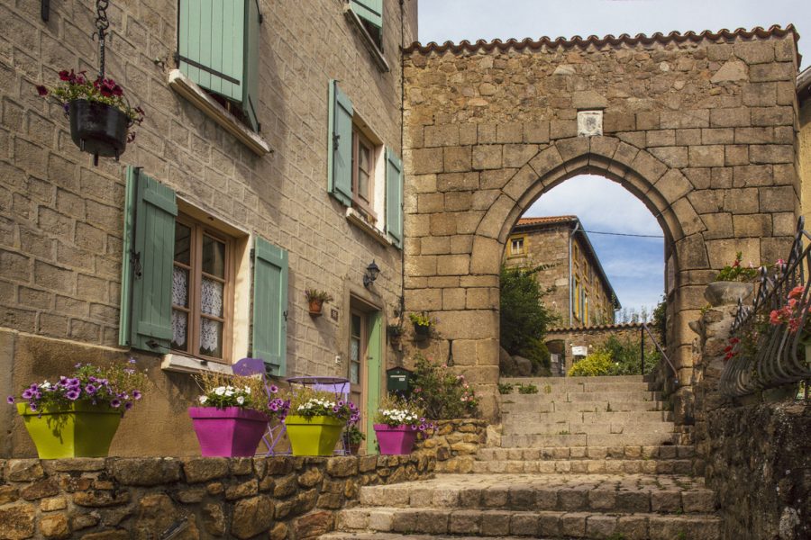Le village fleuri est agréable pour se promener.