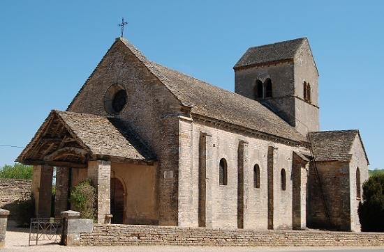 L’église Saint-Gervais et Saint Protais est un bel exemple de d’architecture romane du XIIème siècle