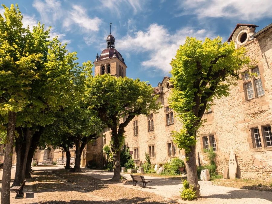 Le village de Saint-Antoine-l’Abbaye est une étape sur le Chemin de Compostelle.