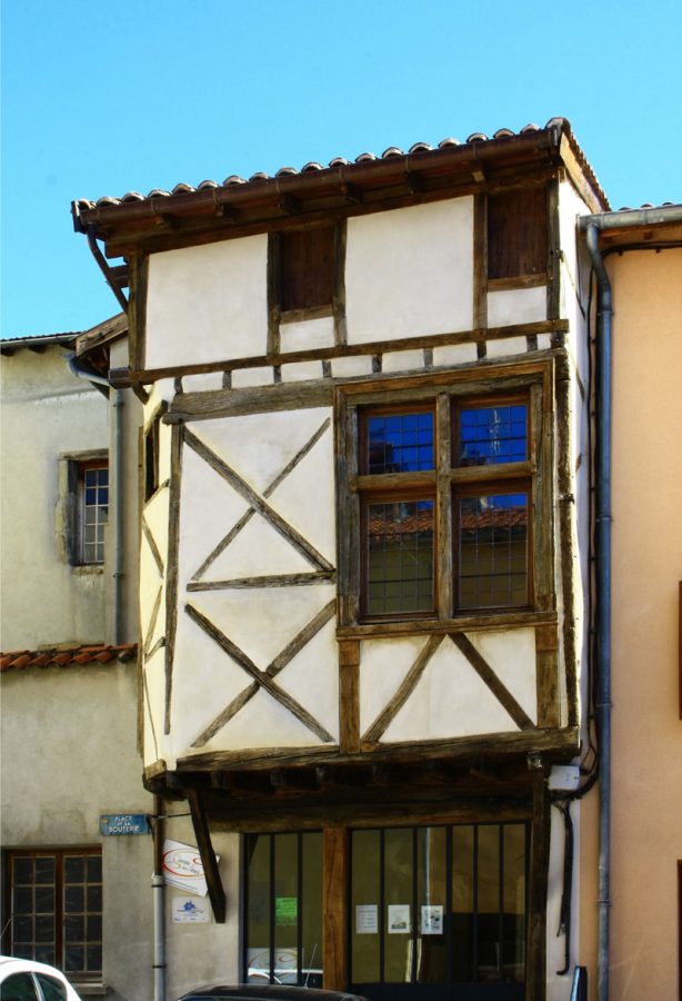 Lorsque vous vous promenez, levez les yeux, des trésors historiques se cachent dans les rues.