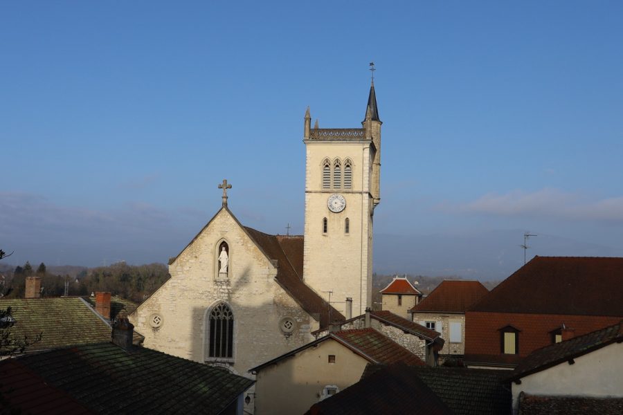 La forme carrée du cloché identifie au loin le village de Morestel.