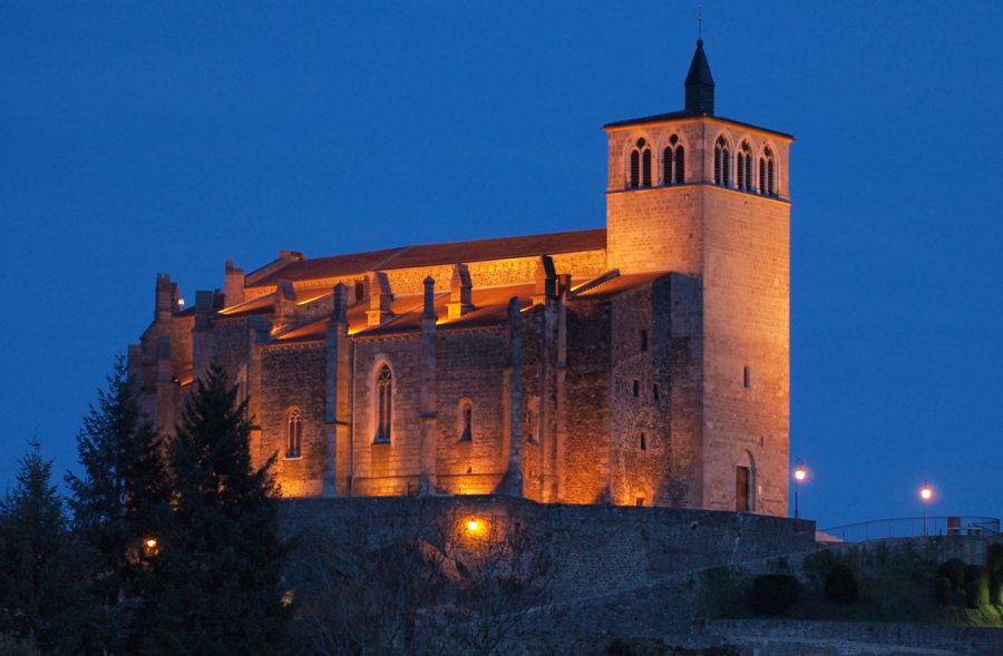 A la tombée de la nuit, l’église montre un autre visage.