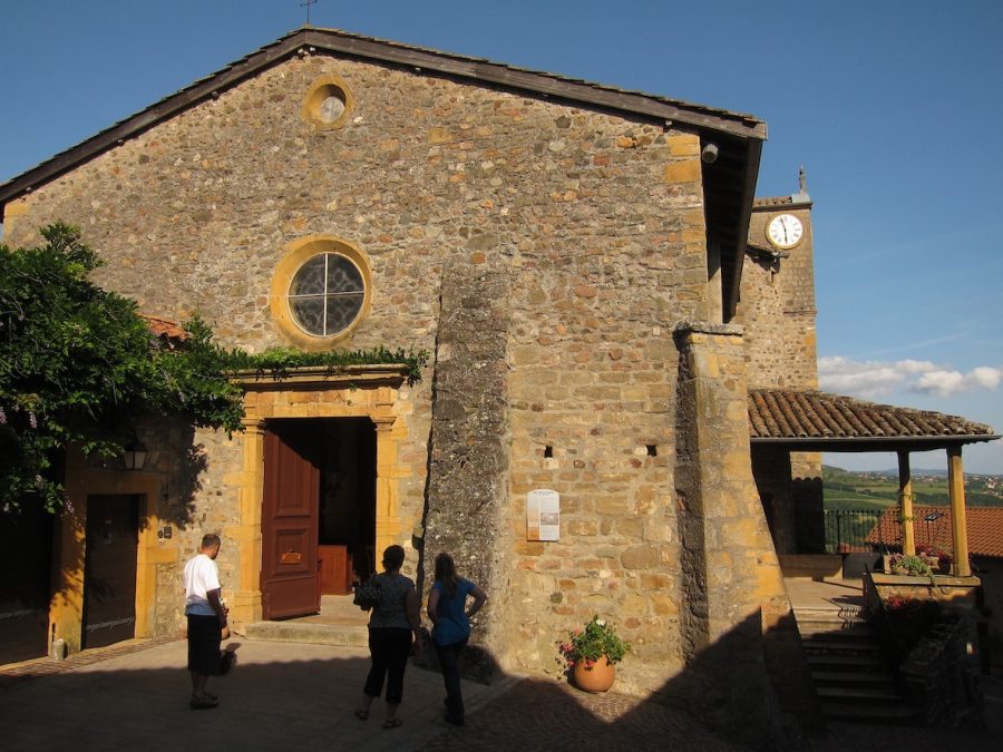 Descendez dans la crypte du XVe siècle de l’église.