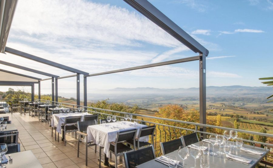La terrasse du restaurant offre une vue à couper le souffle. © La Table du Donjon