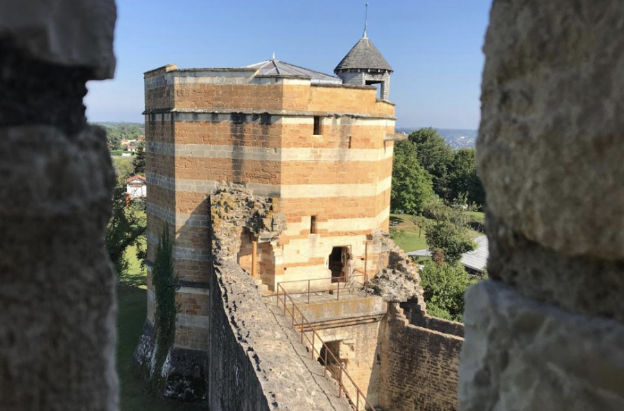Le château-fort de Trévoux a été construit en deux étapes au cours du XIVe siècle.