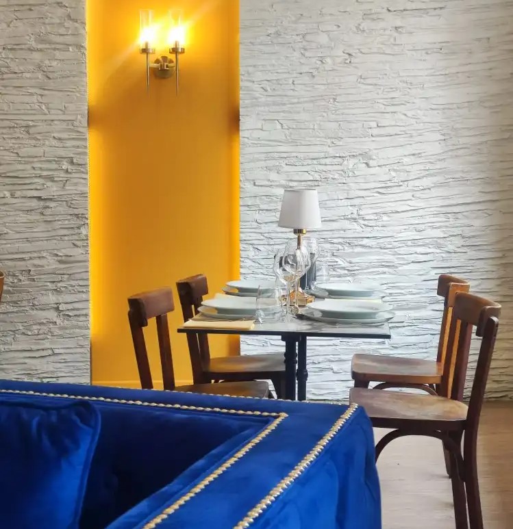 A la Cantine du château, l’atmosphère est chaleureuse et élégante.
