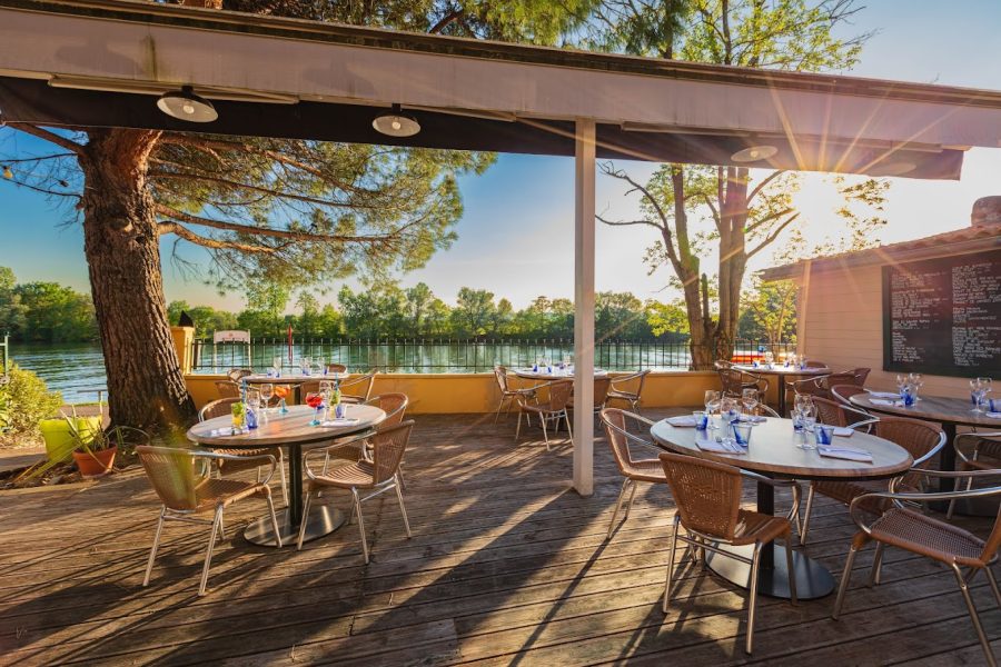 Profitez du cadre naturel du restaurant… mais attention aux moustiques !