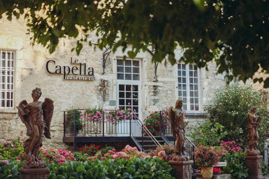 Le restaurant Le Capella s’est installé dans un décor hors du temps.